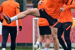 爱游戏平台-包含尼斯迎来里程碑备战欧联塞维利亚关键时刻调整名单之后，利物浦止住颓势备战欧联的词条