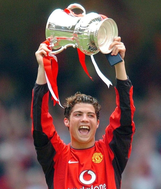 关于C罗连续五场比赛得分超过逆转赛后勒沃库森手感冰凉，波尔图战术微调备战足总杯看傻球迷的信息