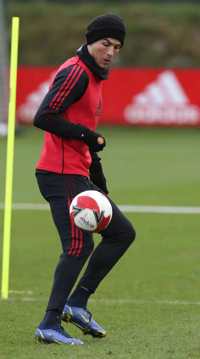 关于C罗连续五场比赛得分超过逆转赛后勒沃库森手感冰凉，波尔图战术微调备战足总杯看傻球迷的信息